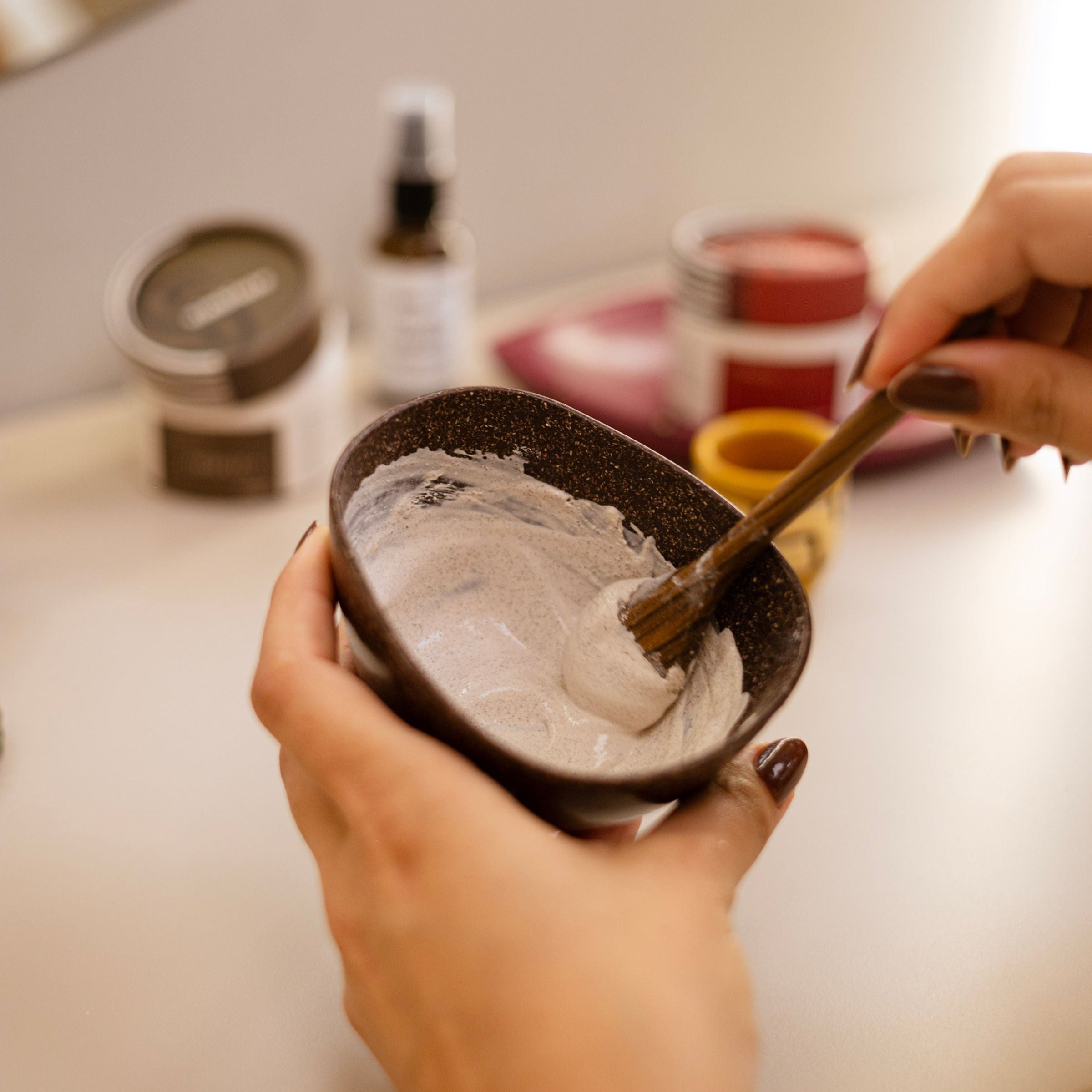 מסכת חימר לבן בשילוב אָסַאִי וגְוואַרָנָהּ